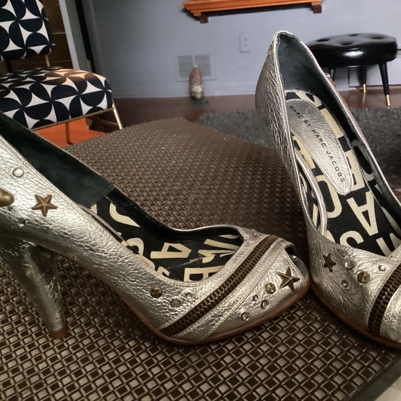 Marc Jacobs  SILVER. Peep Toe Heels size 5 STUDDED.  TOO  SZ 5 - Picture 13 of 13